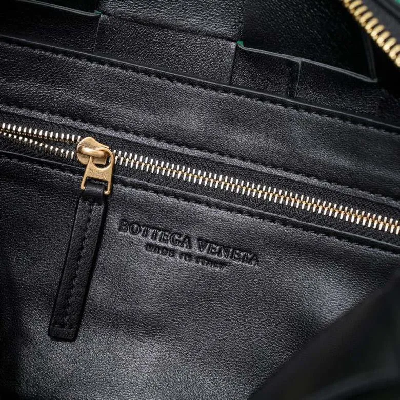 Batch 1460 #B's new model is coming! BRICK CASSETTE armpit bag, the traditional woven logo is instantly recognizable✅ Large grid weaving has always been fashionable, armpit bags are even more fashionable and foreign-style. Elegant big brick🧱 Sheepskin material is light and comfortable, has a huge sense of capacity and space, has a dark layer inside, practical inside, fashionable appearance design, durability and temperament coexist. Elegant big brick, come and plant the same underarm bag from star Zhou Yutong! Size: 28*14x10, model number; 9306#